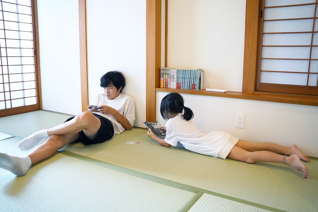 和室で親子が漫画を読んでくつろぐ様子