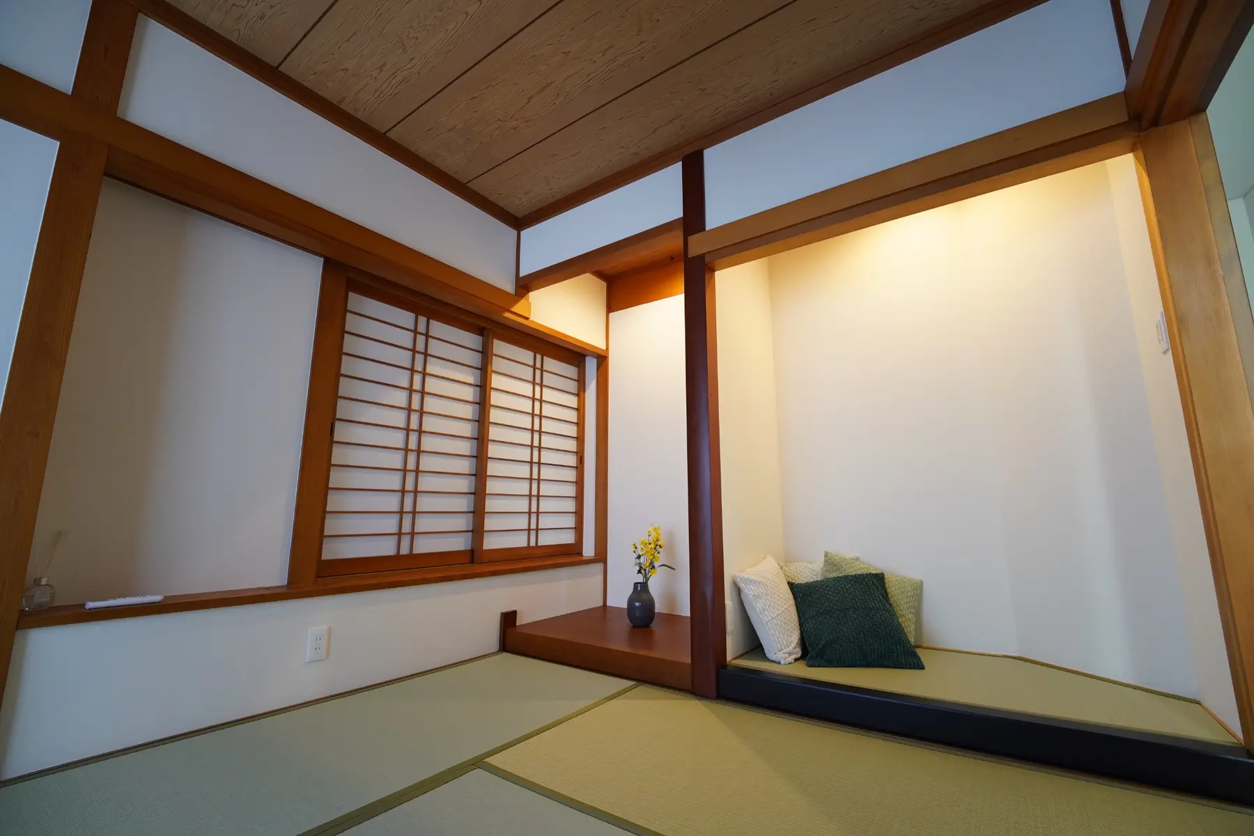 床の間のある和紙畳の和室